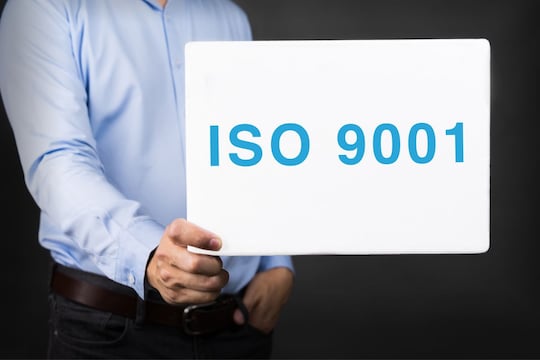 ISO प्रमाणपत्र मिळालं म्हणजे काय होतं? प्रत्येक व्यावसायिक त्याचा इतका का टेंभा मिरवतो?