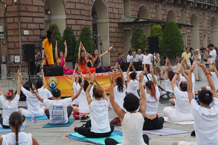 या योगअभ्यास कार्यक्रमाला भारतीय आणि इटलीतील नागरिकांनी मोठ्या संख्येने हजेरी लावली होती. 