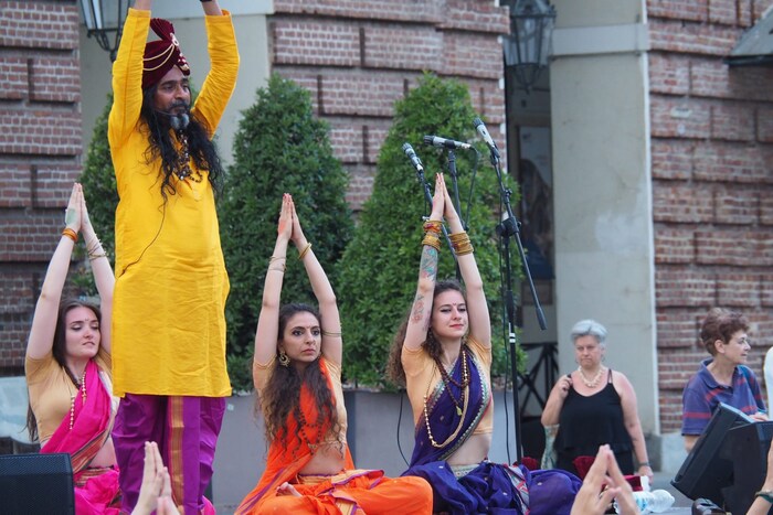 दरवर्षी 21 जून रोजी आंतरराष्ट्रीय योग दिवस साजरा केला जातो. यंदा देखील या दिवसाच्या निमित्ताने जगभरात अतिशय उत्साह आहे. या योगा दिनाच्या पार्श्वभूमीवर इटलीमध्ये सामूहिक योगाभ्यास करण्यात आला.