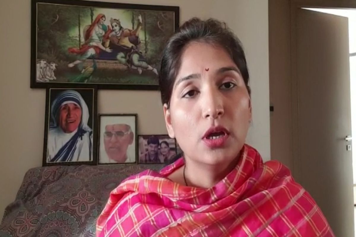 महिलेला जातीवाचक शिवीगाळ, अनैसर्गिक अत्याचाराचा आरोप, करुणा शर्मावर पुण्यात गुन्हा दाखल