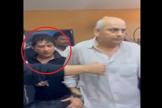 Singer KK dies: लाईव्ह कॉन्सर्टमधून हॉस्पिटलमध्ये नेतानाचा KK चा Video समोर