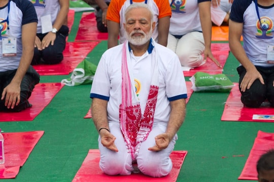 मोदींच्या प्रचाराची कमाल! आता घरबसल्या योगात करा उत्तम करिअर, ही आहे कोर्सेची माहिती