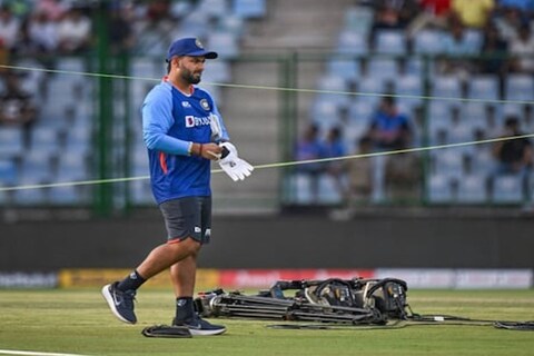 दक्षिण आफ्रिकेविरुद्धच्या टी-20 सीरिजमध्ये टीम इंडियाची (India vs South Africa T20 Series) कामगिरी निराशाजनक झाली आहे. पहिल्या दोन्ही सामन्यांमध्ये भारताचा पराभव झाला आहे, त्यामुळे सीरिज वाचवण्यासाठी टीमला मंगळवारी होणारी तिसरी मॅच (IND vs SA 3rd T20) जिंकणं गरजेचं आहे. 