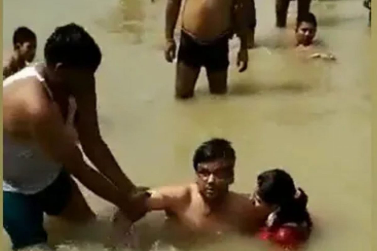 शरयू नदीमध्ये स्नान करताना बायकोला केलं किस, जमावाची नवऱ्याला मारहाण; व्हिडीओ व्हायरल
