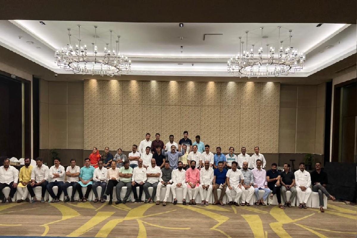 एकनाथ शिंदेंनी घेतला मोठा निर्णय, स्पेशल टीम पडणार गुवाहाटीबाहेर, पुन्हा गुजरात मुख्य केंद्र