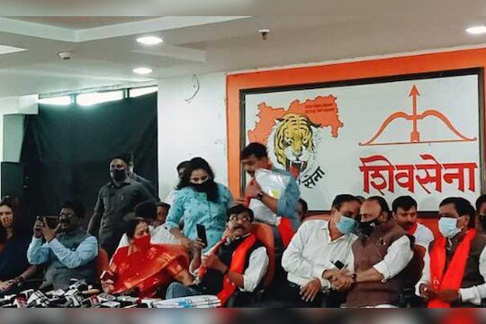 Shiv sena Uddhav Thackeray : शिवसेनेचे 5 आमदार अजूनही कुंपणावर, सत्तेचं सुकाणू आता या  5 जणांकडे, हे आहेत तरी कुठे?