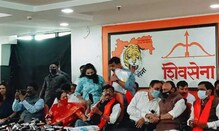 सेनेचे 5 आमदार अजूनही कुंपणावर, सत्तेचं सुकाणू आता या 5 जणांकडे, हे आहेत कुठे सेनेचे 5 आमदार अजूनही कुंपणावर, सत्तेचं सुकाणू आता या 5 जणांकडे, हे आहेत कुठे
