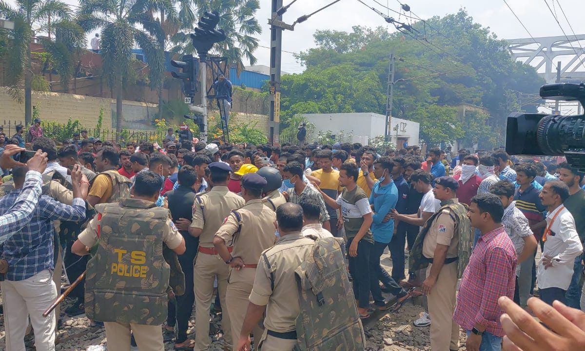 अग्निपथ योजनेला विरोध चिघळला, पोलीस गोळीबारात एकाचा मृत्यू, Live Video