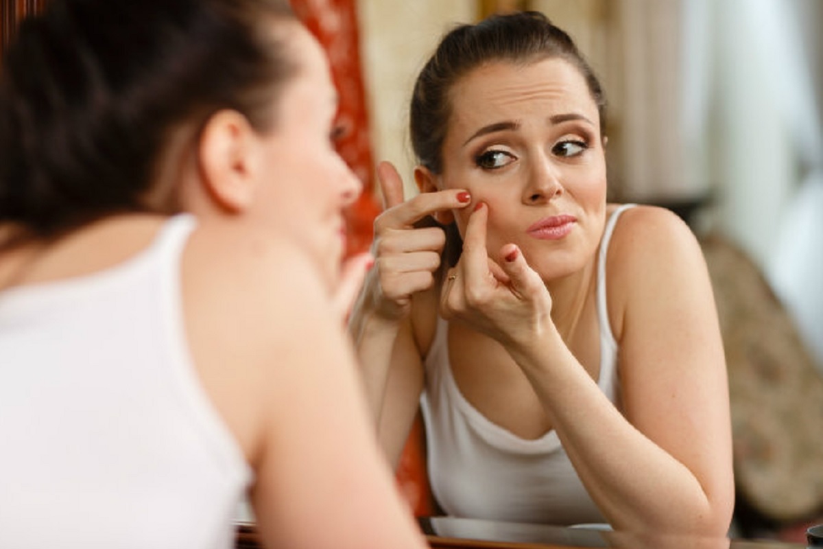 पिंपल्स फोडण्याची चूक केलीत? 'हे' उपाय केल्यास मिळेल आराम