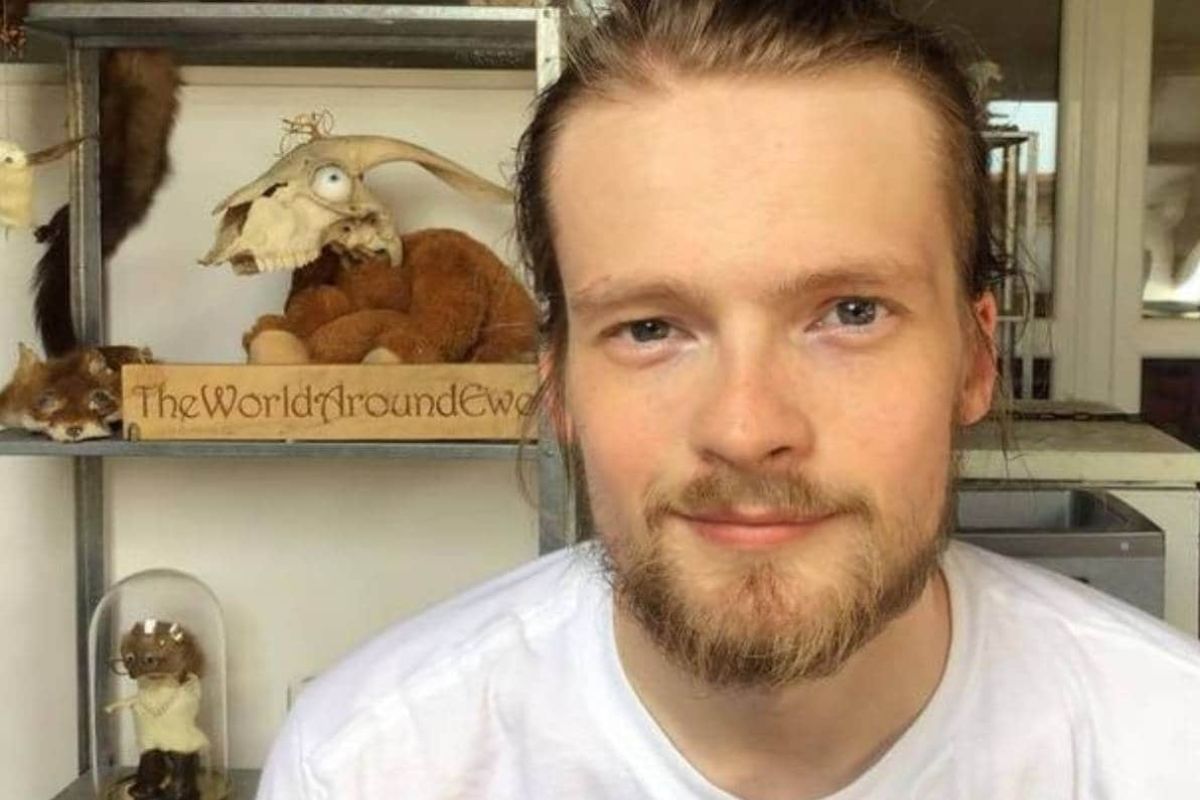 नवलच! चक्क मेलेल्या उंदरांपासून बनवतो शोभेच्या वस्तू; दुकानाबाहेर ग्राहकांची झुंबड