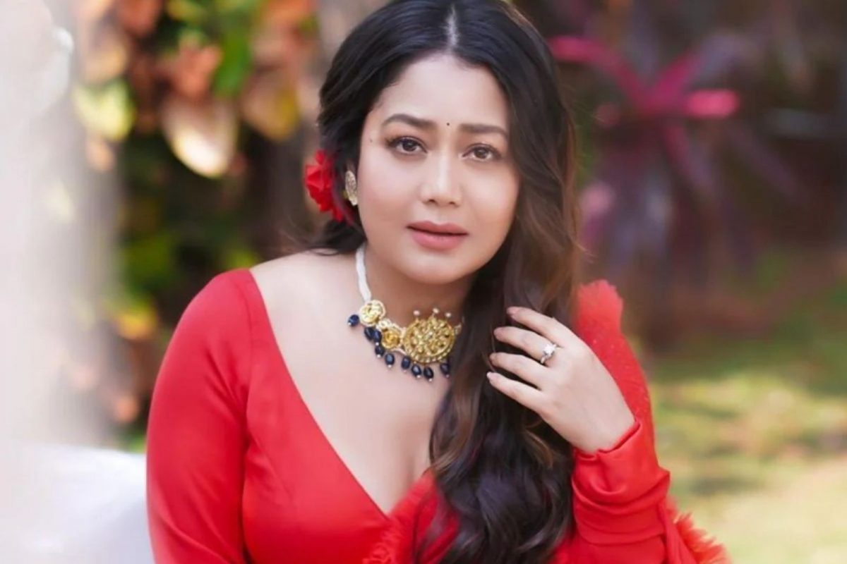 Neha Kakkar: एअरपोर्टवर घडलं असं काही की नेहा कक्कर धावली मदतीला! IIFA साठी निघाली होती दुबईला