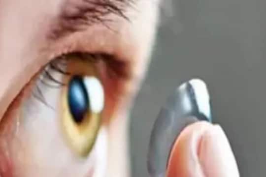 Eye Care: चश्मा की कॉन्टॅक्ट लेन्सेस? तुमच्या डोळ्यांसाठी काय अधिक चांगलं?