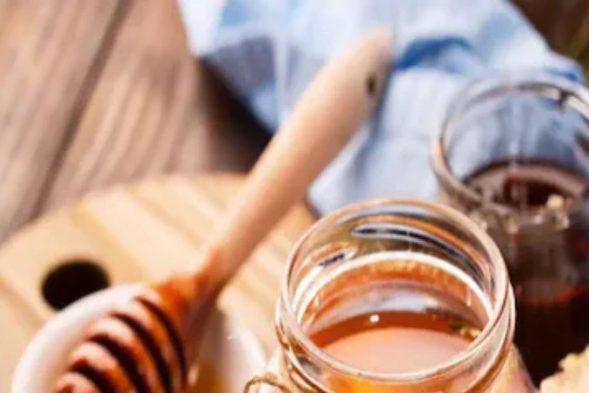 Superfood : फक्त एक चमचा मध महिलांना अनेक त्रासांतून करेल मुक्त; सेवनाची योग्य पद्धत समजून घ्या
