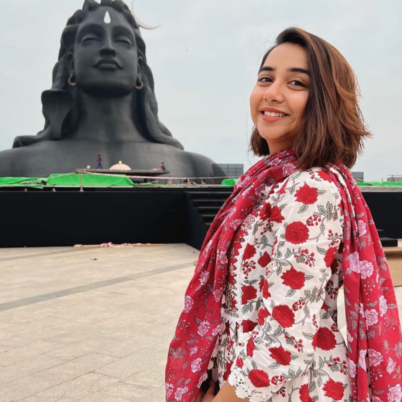 प्रत्येक फॅनच म्हणणं ऐकणारी,अगदी त्यांना घरच्यासारखी वागणूक देणारी प्राजक्ता तिच्या चाहत्यांमध्ये प्रचंड प्रसिद्ध आहे. तिचे 300 हुन अधिक फॅनपेज आहेत.