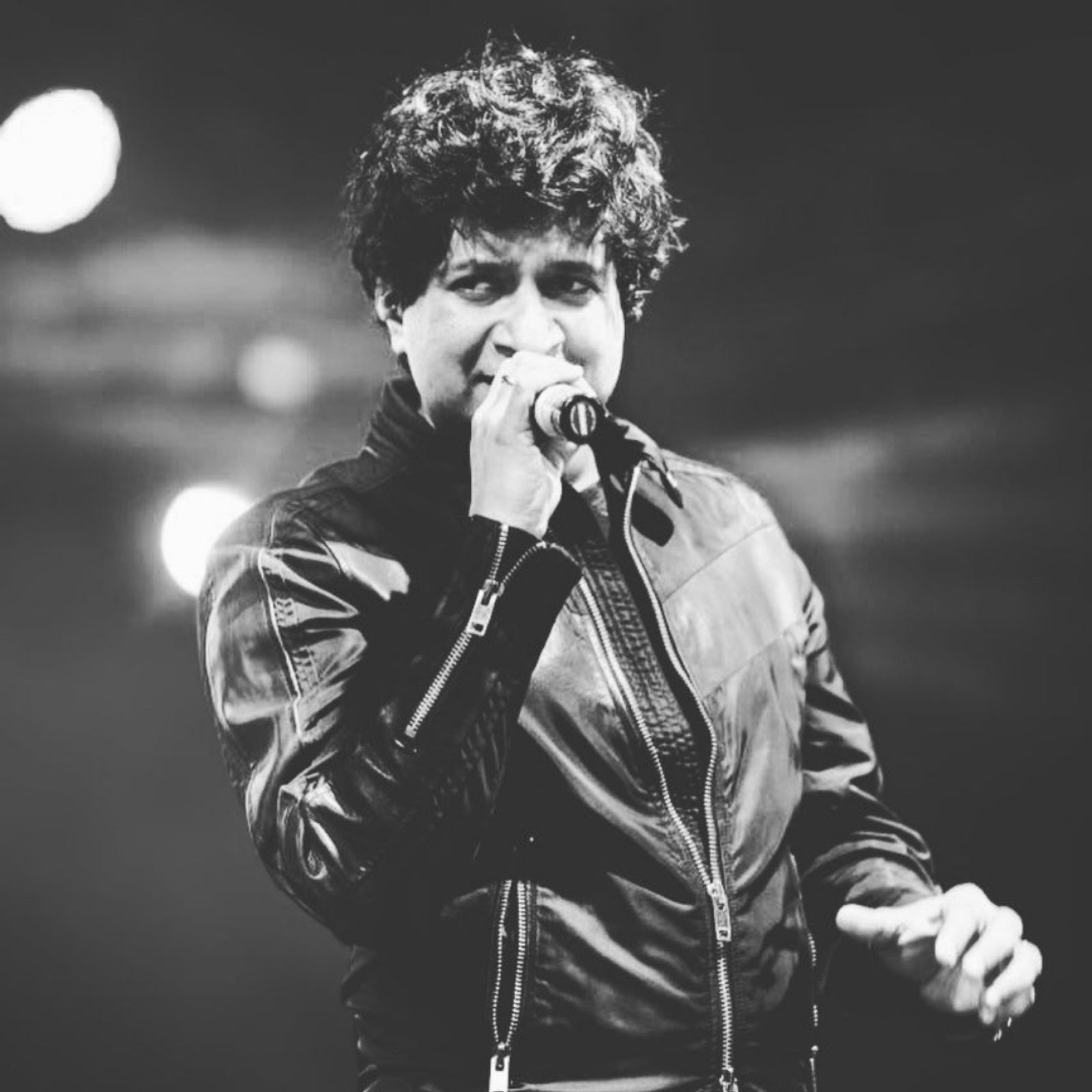  प्रसिद्ध गायक केके (Singer KK) यांच्या निधनाने संपूर्ण इंडस्ट्री आणि गायकाच्या चाहत्यांना मोठा धक्का बसला आहे. केके यांचं पूर्ण नाव कृष्ण कुमार कुन्नथ असं होतं. परंतु ते केके म्हणूनच जगभर प्रसिद्ध होते. 