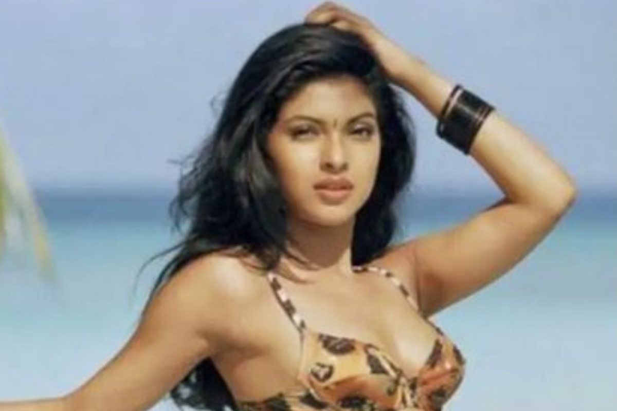 बिकिनीसोबत बांगड्या आणि कपाळावर टिकली; प्रियांका चोप्राने शेअर केला 22 वर्षांपूर्वीचा फोटो