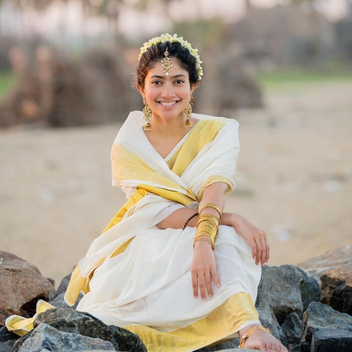 साऊथ सुपरस्टार (South Actress) साई पल्लवी सध्या प्रचंड चर्चेत आहे. 'काश्मिरी पंडितांचं पलायन' आणि 'गौरक्षण' बाबत अभिनेत्रीने वादग्रस्त वक्तव्य केल्याने तिच्यावर टीका केली जात आहे. तर काही लोक तिच्या बेधडकपणाचं कौतुक करत आहेत. सोशल मीडियावर तिला संमिश्र प्रतिक्रिया मिळत आहेत. 