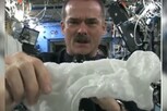 अंतराळात अनोखा प्रयोग;ओला टॉवेल पिळताच पाण्याचं होतं असं काही, थक्क करणारा VIDEO