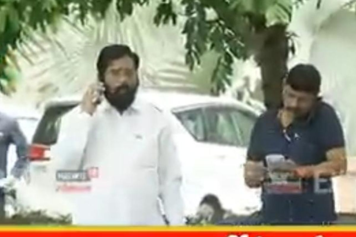 आज दुपारी एकनाथ शिंदे हे फोनवर बोलत हॉटेलच्या गेटवर आले होते.