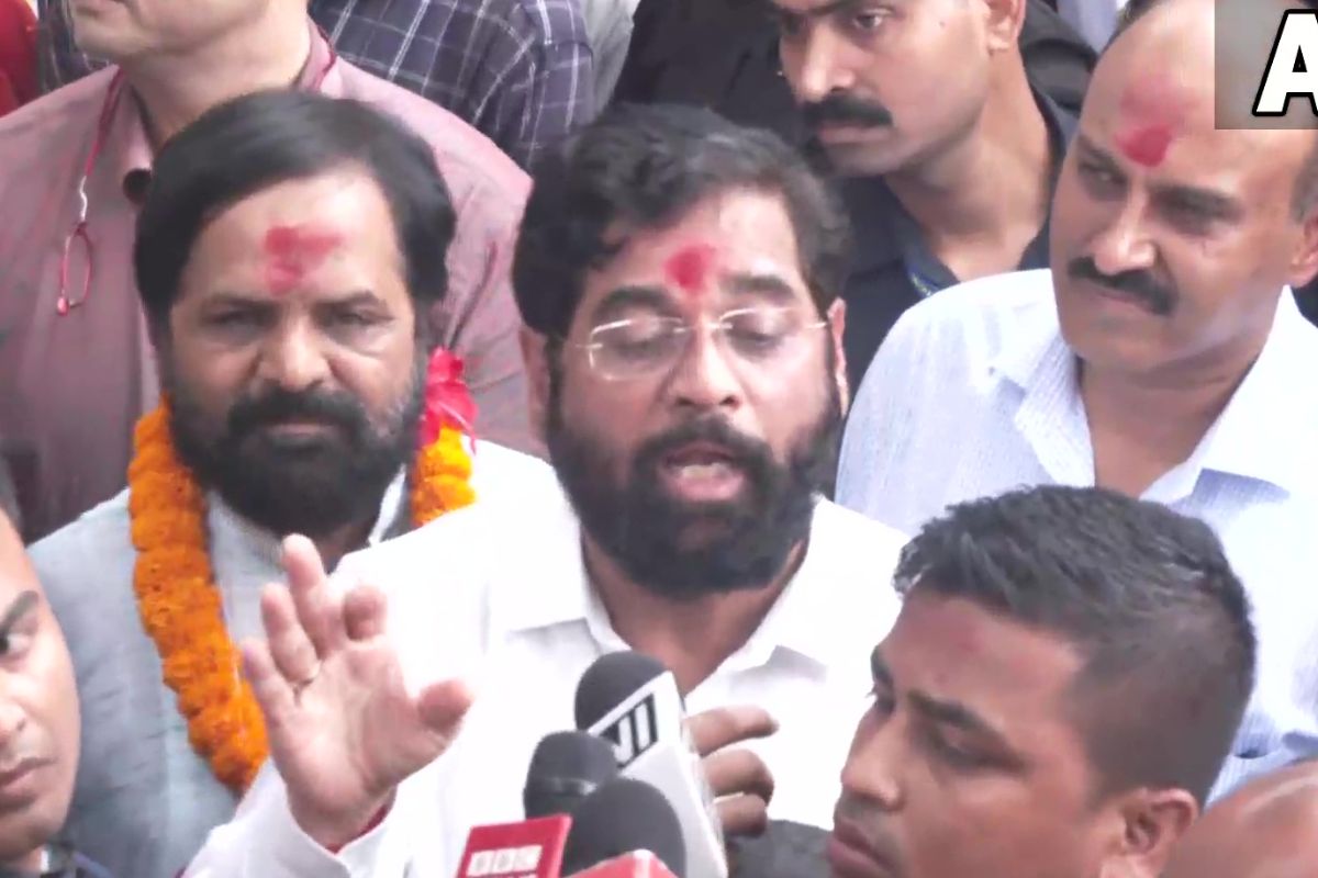 गुवाहाटीवरून निघण्याआधी एकनाथ शिंदे हे कामाख्या देवीच्या दर्शनाला आमदारांसह पोहोचले.