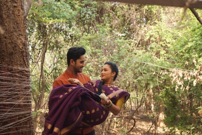 जयदीप आपल्या हटके स्टाइलनं गौरीला थेट उचलून घेऊन वडाला फेरे मारणार आहे. 