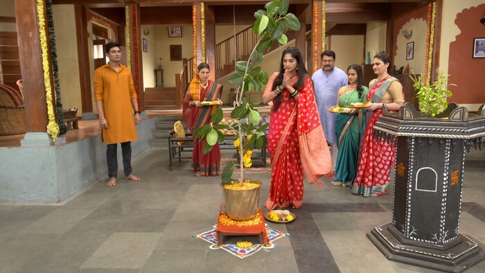 फुलाला सुगंध मातीचा मालिकेतही कर्तव्य आणि घरच्या जबाबदाऱ्या अशी कसोटी पार करत कीर्ती आपलं स्वप्न पूर्ण करत आहे. तिच्या या प्रवासात तिला शुभमनं मोलाची साथ दिली आहे. त्यामुळे कीर्ती-शुभमसाठी यंदाची वटपौर्णिमा खास आहे. 