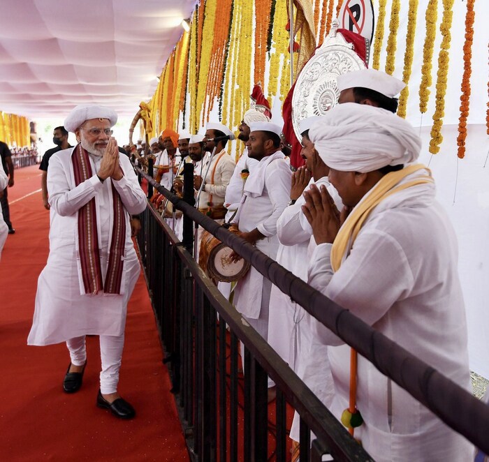संत तुकाराम महाराजांच्या शिळा मंदिर लोकार्पणावेळी वारकरी मोठ्या संख्येने उपस्थित होते. पंतप्रधान मोदींनी त्यांचीही भेट घेतली.