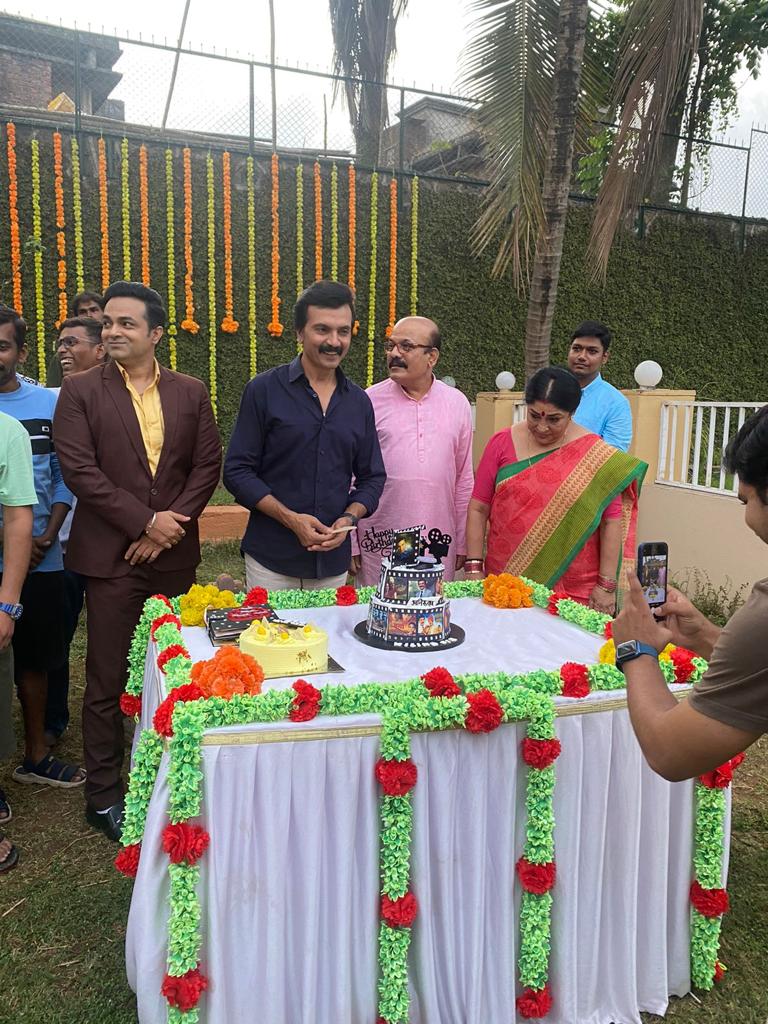 अभिनेता मिलिंग गवळी यांचा वाढदिवस नुकताच साजरा झाला. आई कुठे काय करते मालिकेच्या सेटवर संपूर्ण टीमनं मोठ्या जल्लोषात वाढदिवसाचं सेलिब्रेशन केलं. 