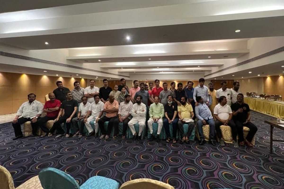 आता भाजपसोबत जायचं की, दुसरा गट स्थापन करायचा याचा निर्णय हे एकनाथ शिंदे घेणार आहे