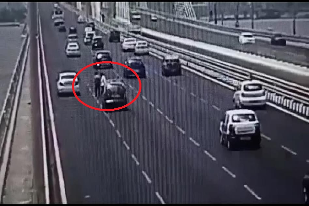 पक्ष्याला वाचवण्यासाठी कारमधून उतरलेल्या दोघांचा टॅक्सीच्या धडकेत मृत्यू; सी लिंकवरील दुर्घटनेचा Live Video