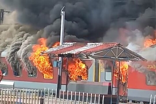 VIDEO : अग्निपथ योजनेच्या विरोधकांनी लावली रेल्वेला आग, स्टेशनवरील स्टॉलही लुटला