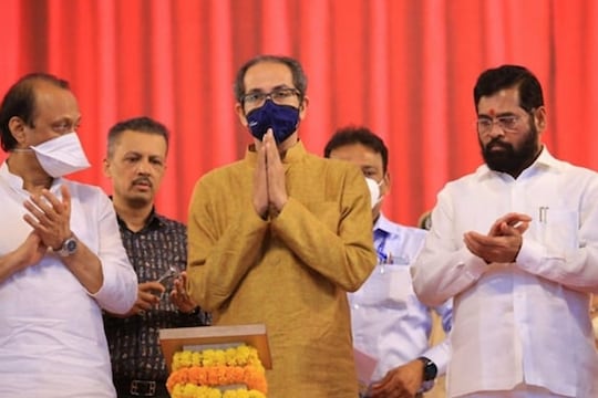 'धनुष्यबाण' गोठला, राजकारण तापलं, पण उद्धव ठाकरे-अजित पवारांची परस्परविरोधी विधानं