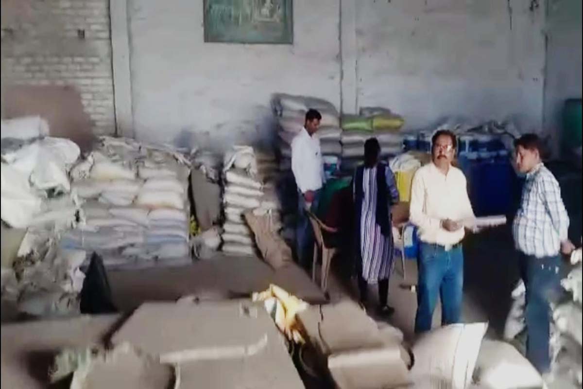 बाजारात मोठ्या प्रमाणात प्रमुख खत उत्पादनाचा तुडवडा निर्माण झाला. या संधीचा फ़ायदा घेत अकोल्यात एकाने बनावट खत तयार कारखाना उभा केला.