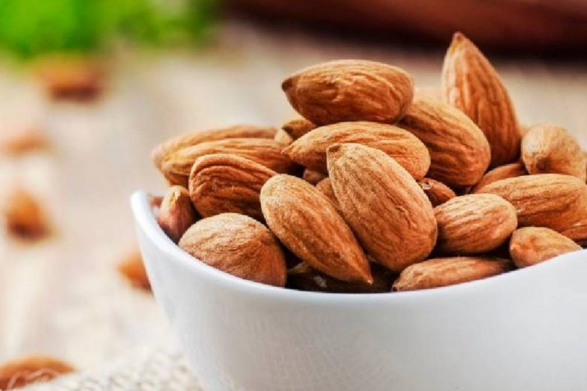Almonds Side Effect : बुद्धी तल्लग करणारे बदाम अति प्रमाणात खाण्याचे 'हे' आहेत दुष्परिणाम
