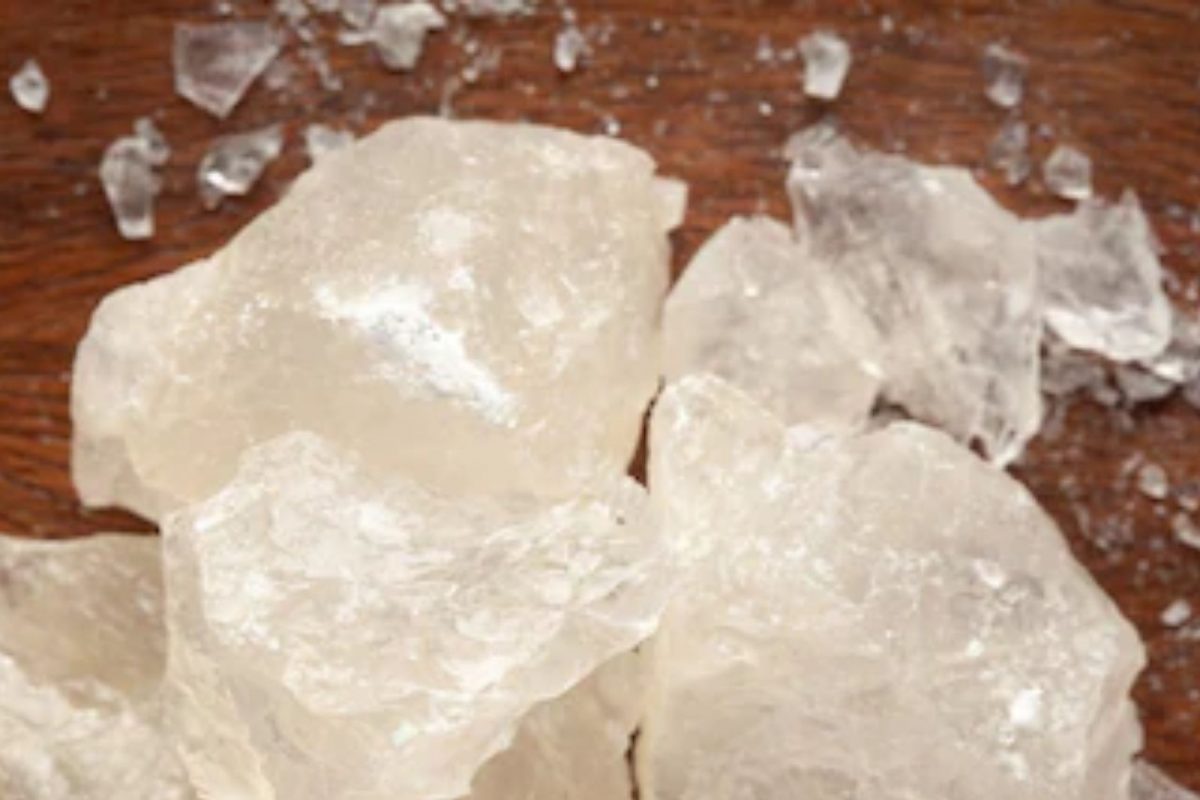 Skin And Hair Care : त्वचा आणि केसांचा तेलकटपणा घालवते तुरटी? वाचा आश्चर्यचकित करणारे फायदे