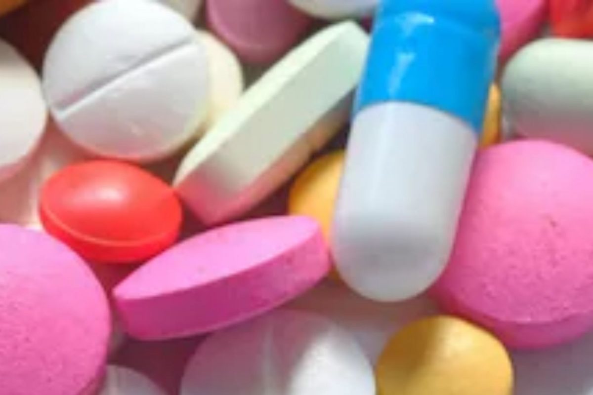 पावसाळ्यात आजारी पडताच घेता अँटिबायोटिक्स, वेळीच व्हा सावध! ही सवय ठरू शकते घातक