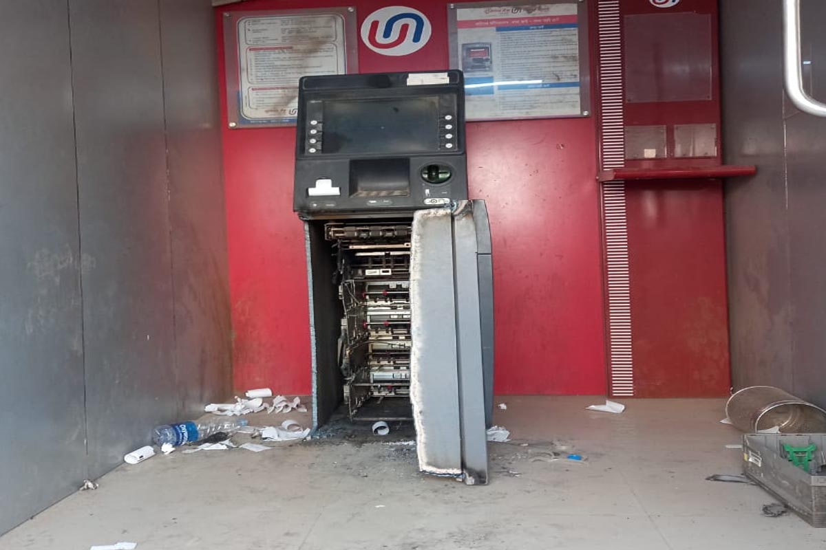 गॅस कटरच्या मदतीने अवघ्या काही मिनिटांत या एटीएम मशीन उघडले आणि 9 लाख 55 हजार रुपयांची रक्कम घेऊन चोरटे पसार झाले.