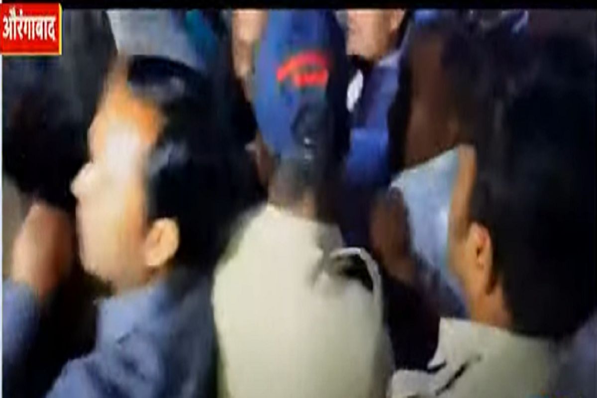 BREAKING : पंकजा मुंडे समर्थकांचा भाजप कार्यालयावर दगडफेकीचा प्रयत्न, औरंगाबादेत तुफान राडा