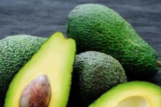 Avocado peel benefits : अ‍ॅव्होकाडो खाल्ल्यानंतर त्याची साल फेकून देता? हे फायदे वाचून थक्क व्हाल