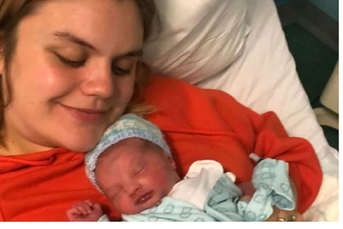 ना बेबी बम्प, ना प्रेग्न्सीचं लक्षण; पोटात दुखू लागलं आणि 20 वर्षांच्या तरुणीने अचानक दिला बाळाला जन्म