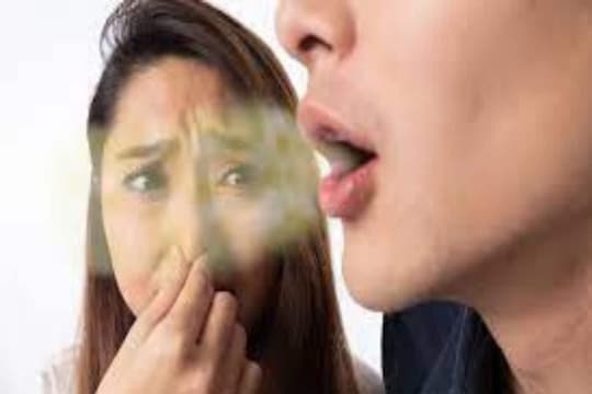 सकाळी तोंडातून येतो घाण वास? या 5 टिप्समुळे दूर होईल दुर्गंधी!