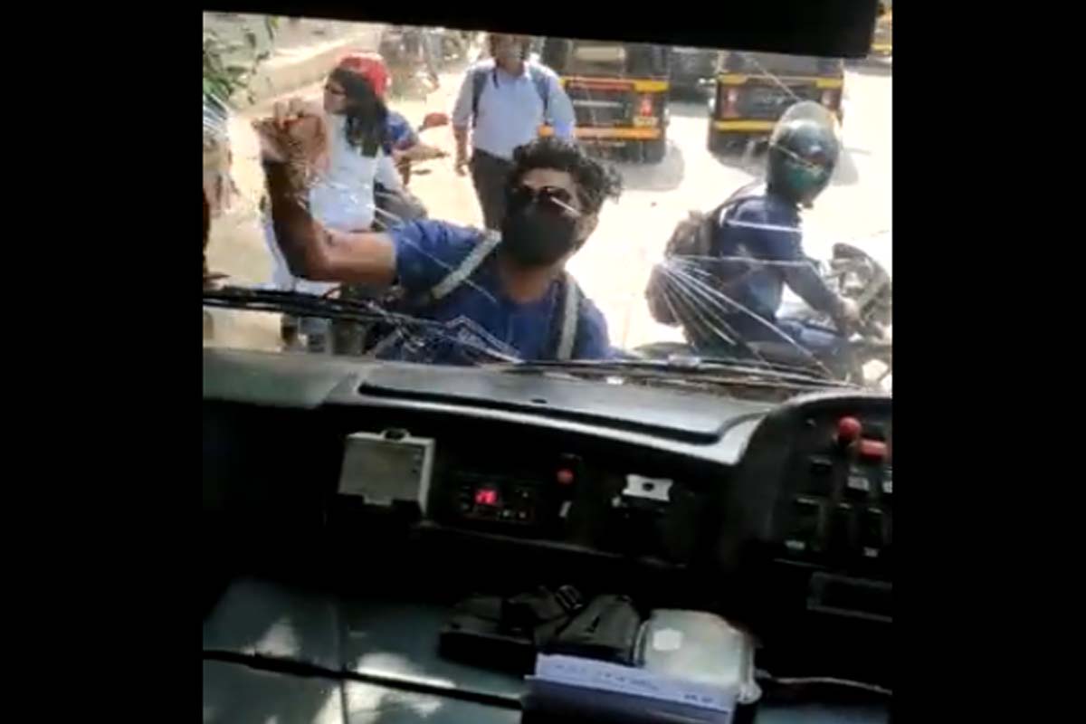 कंडक्टरने बसमध्ये चढू न दिल्यामुळे संतापलेला तरुण गाडीच्या समोर जाऊ उभा राहिला