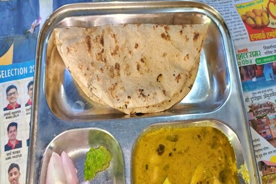 Akola : अकोल्यात मिळणाऱ्या झणझणीत मिरचीची भाजी अन् भाकरीबद्दल माहितीये का?, पाहा VIDEO