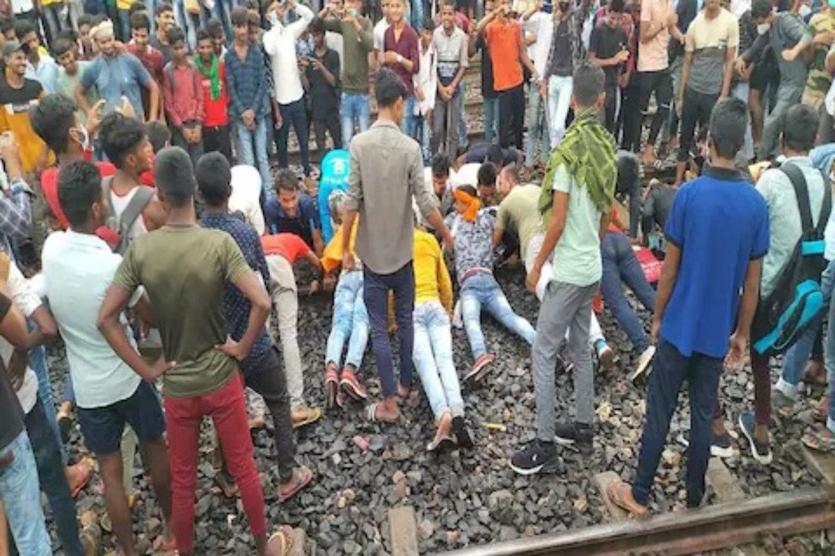 Agnipath Protest अग्निपथ योजनेच्या निषेधार्थ 'या' राज्यात बंदची हाक, इंटरनेट बंद, परिस्थिती हाताबाहेर