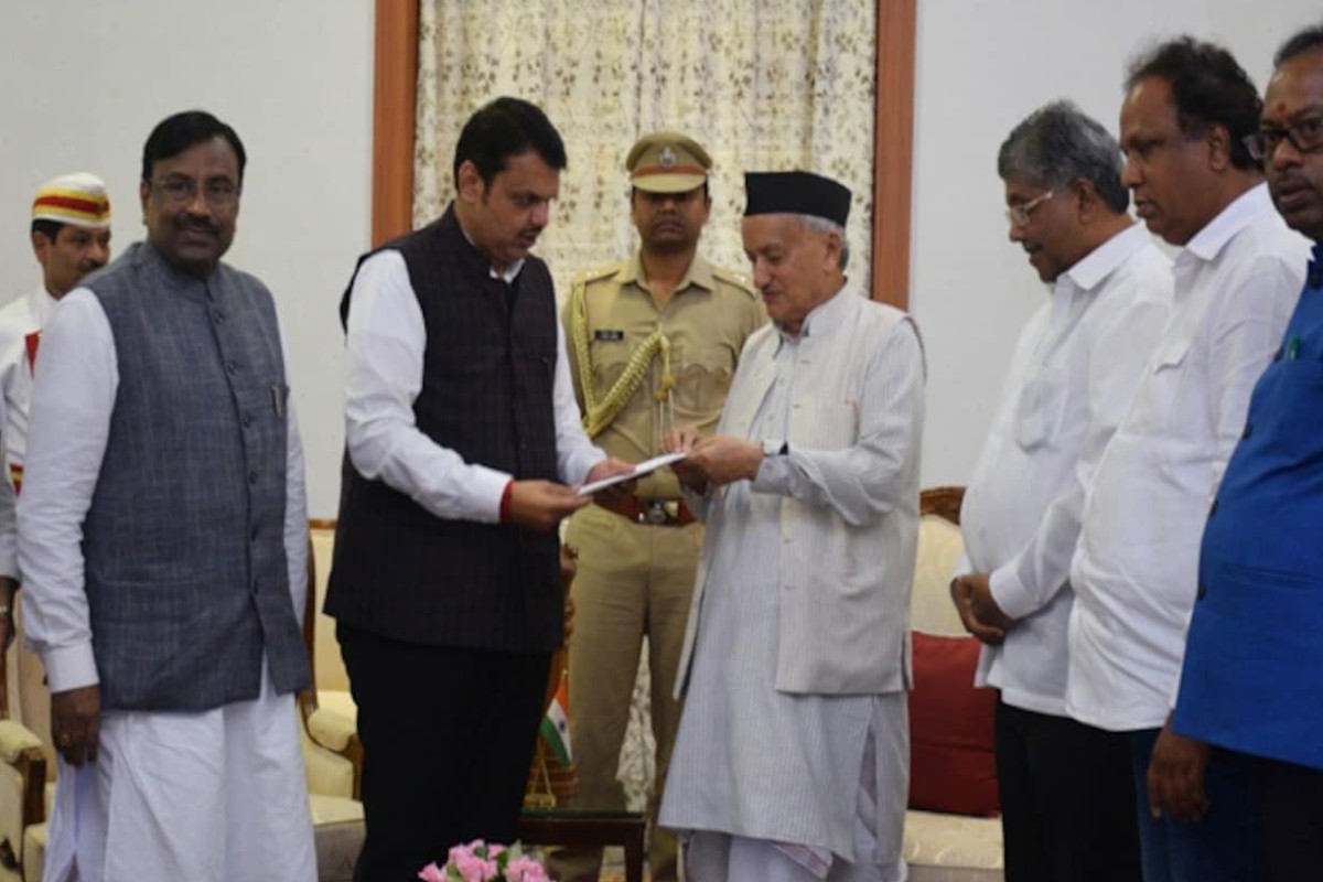 राज्यपालांना भेटून फडणवीसांनी केली फ्लोअर टेस्टची मागणी, पाहा भाजपचं पत्र जसंच्या तसं