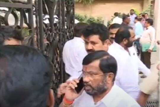 'नातेवाईक आणि मित्रांपासून दूर राहा', आमदारांना कानमंत्र, शिवसेनेच्या 'सह्याद्री'वरील बैठकीची Inside Story