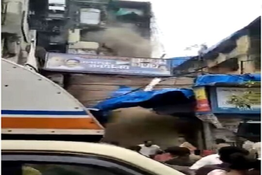 BREAKING : मुंबईच्या काळबादेवी परिसरात इमारत कोसळली, घटनेचा थरारक Video समोर