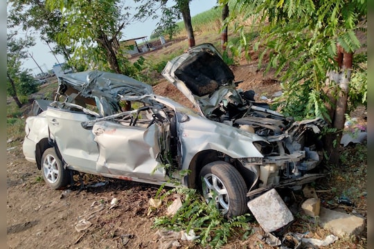 Car Accident : पुणे-बंगळुरू महामार्गावर कार आणि कंटनेरचा भीषण अपघात, एकाच कुटुंबातील 5 जणांचा मृत्यू