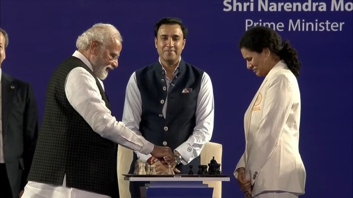यावेळी पंतप्रधानांनी ग्रँडमास्टर कोनेरु हम्पीसोबत बुद्धीबळ खेळले.