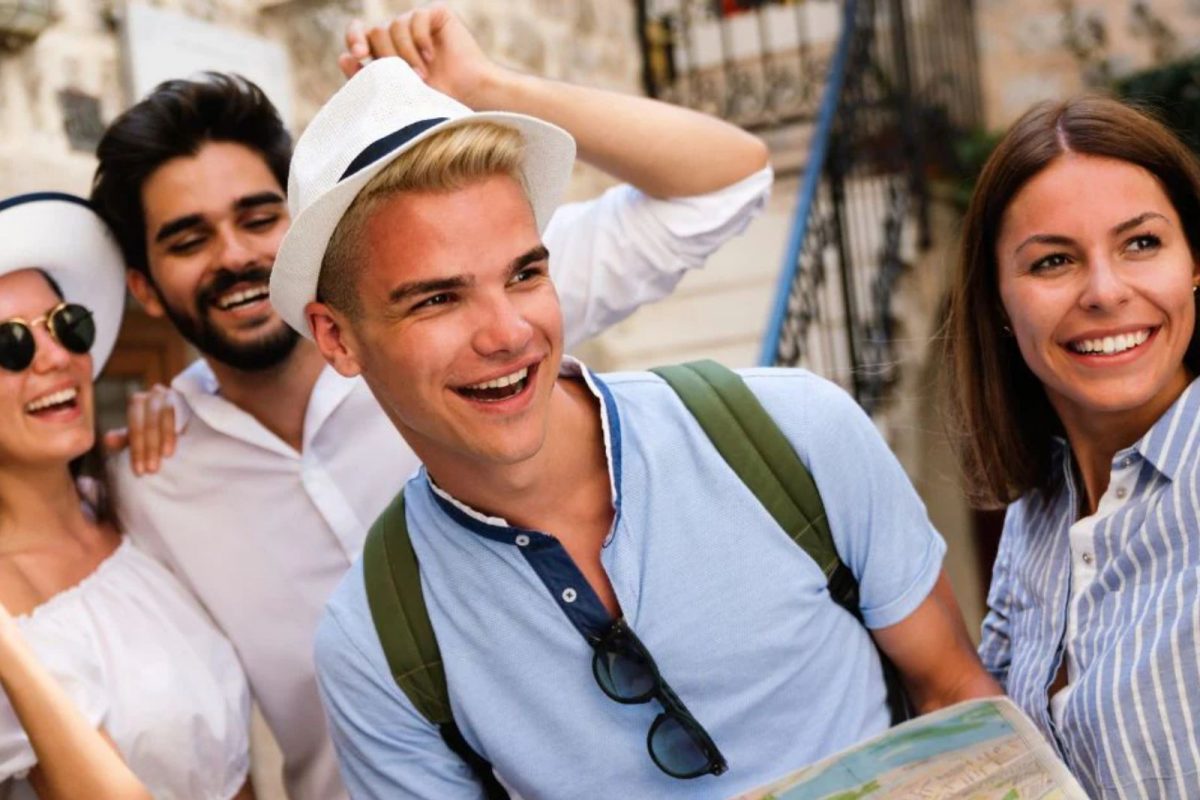 Travel Tips : कॉलेज स्टुडंट आहात? मित्रमंडळींसोबत एन्जॉय करायचंय? ट्राय करा हे टुरिस्ट स्पॉट्स